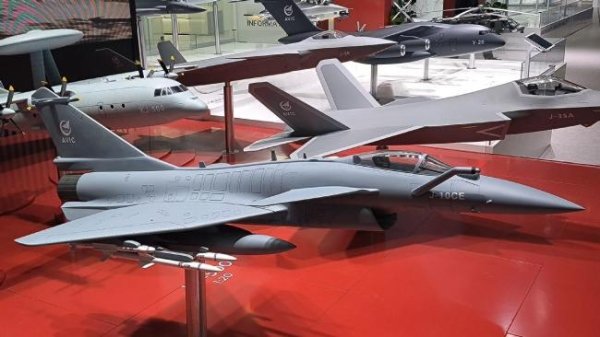 贝格富 歼-10CE战斗机亮相巴黎航展成焦点 展示先进战斗力