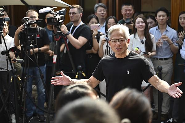 策略池 黄仁勋：想卖给中国更先进芯片