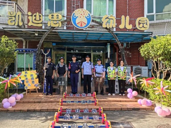 股E融 开学首日，南城公安多方联动织密 “护学网”，为新学期安全护航！